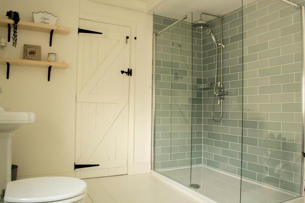 Lovely 3 Bed House In The Heart Of * Челтенхам