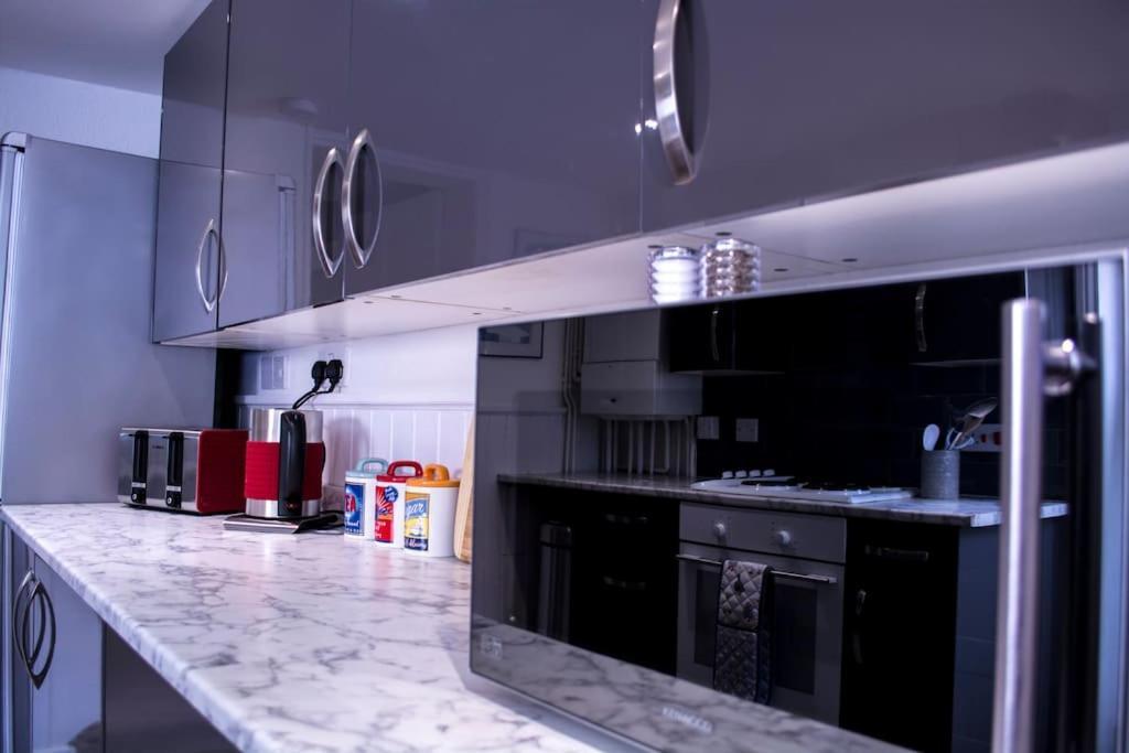 Дом отдыха Lovely 3 Bed House In The Heart Of Челтенхам